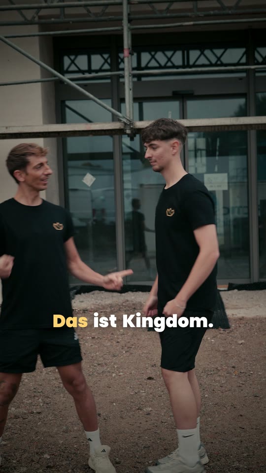 Die beiden Gründer stehen vor dem Gerüst am Gebäude, im Bild steht: Das ist Kingdom.