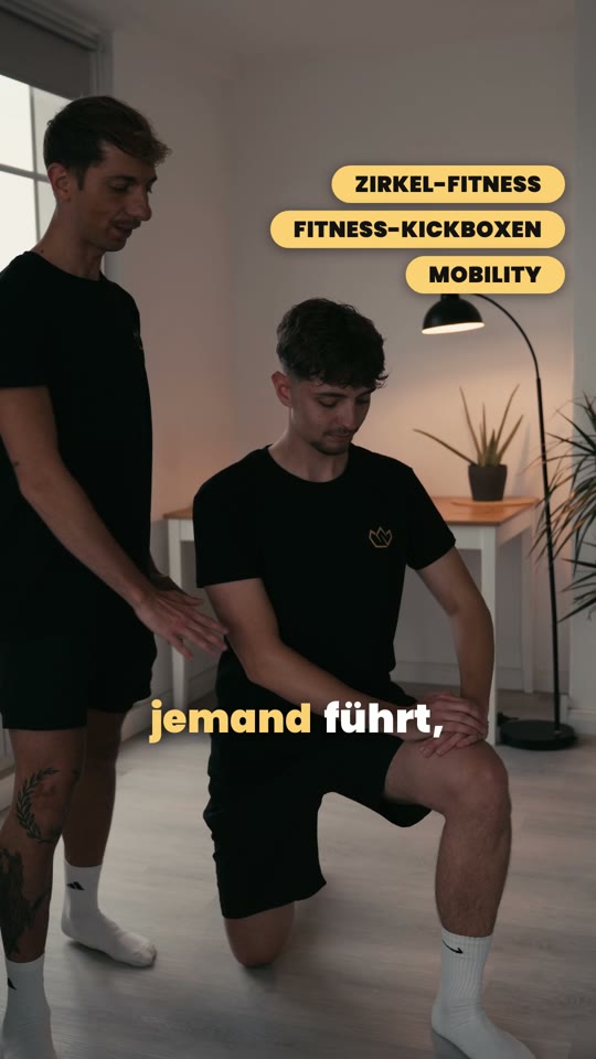 Ein Trainer zeigt einem Kursteilnehmer eine Übung, im Bild stehen die drei Kurse Zirkel-Fitness, Fitness-Kickboxen und Mobility.